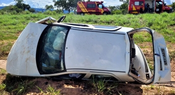 Idosos morrem e criança fica ferida após carro capotar na BR-020, em Formosa